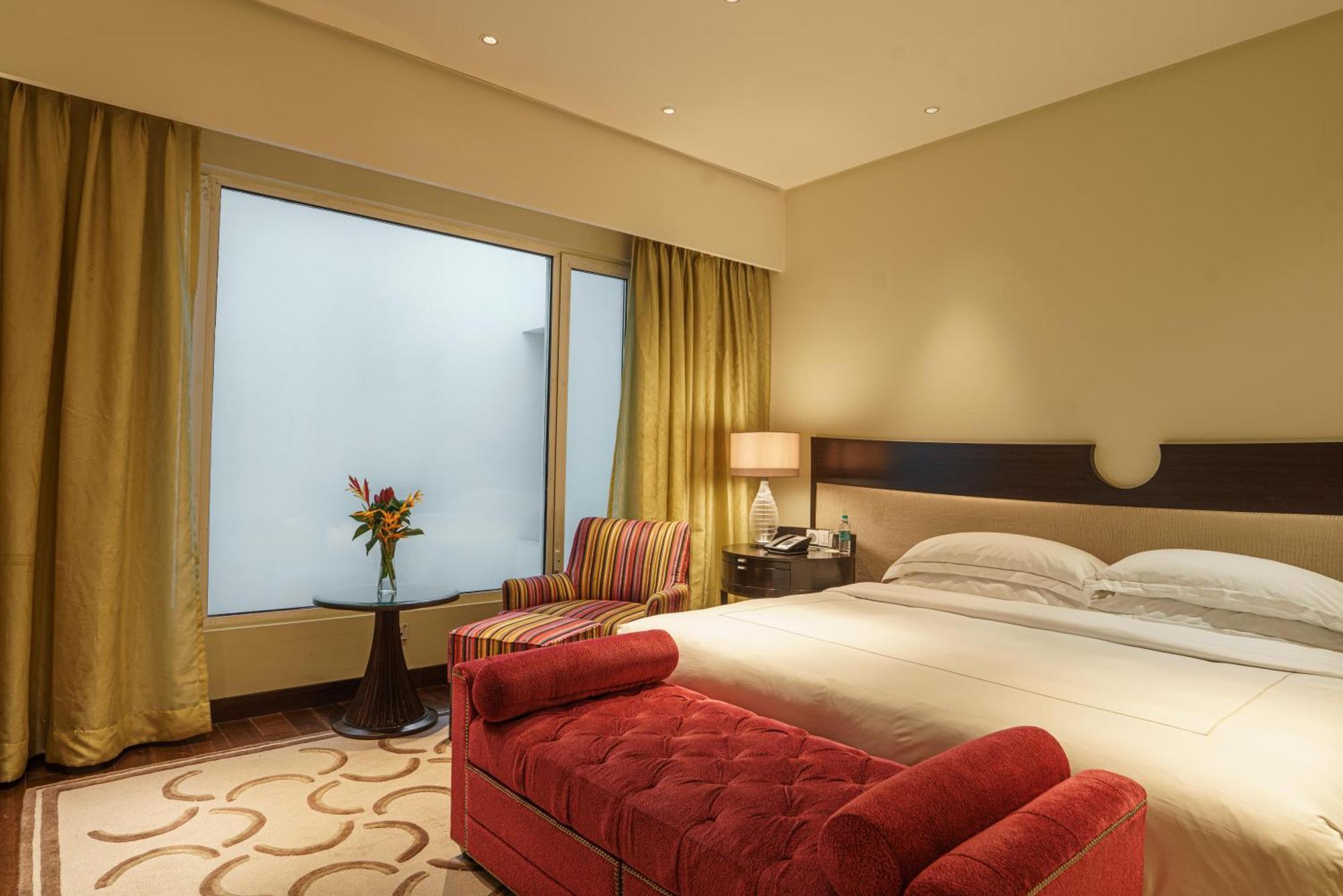 Luxury Room Facade View Bathtub