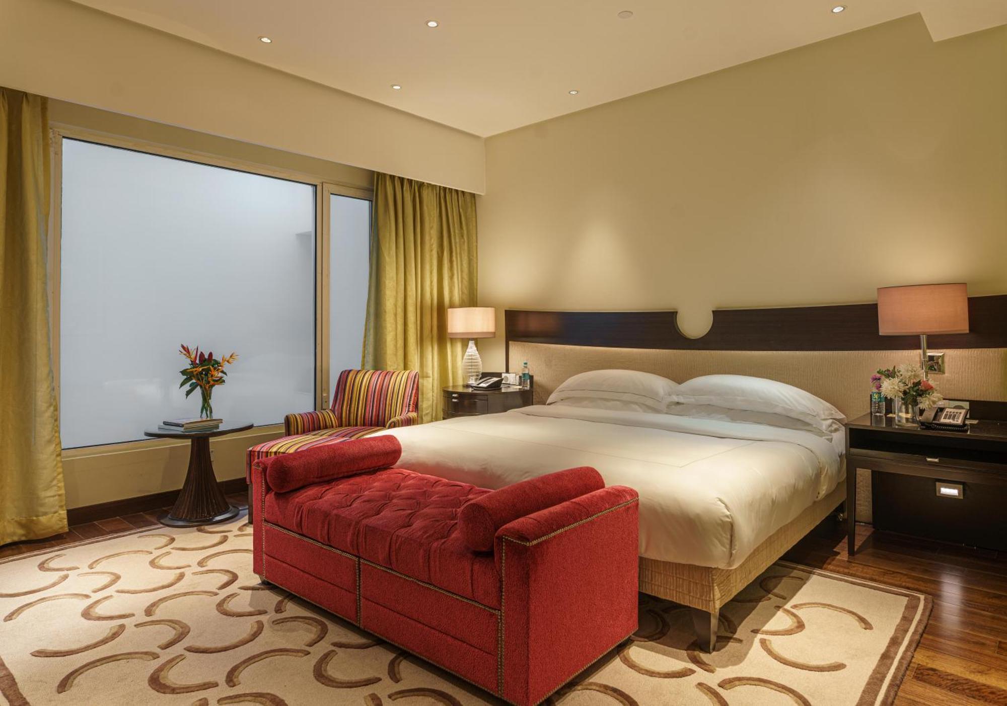 Luxury Room Facade View Bathtub