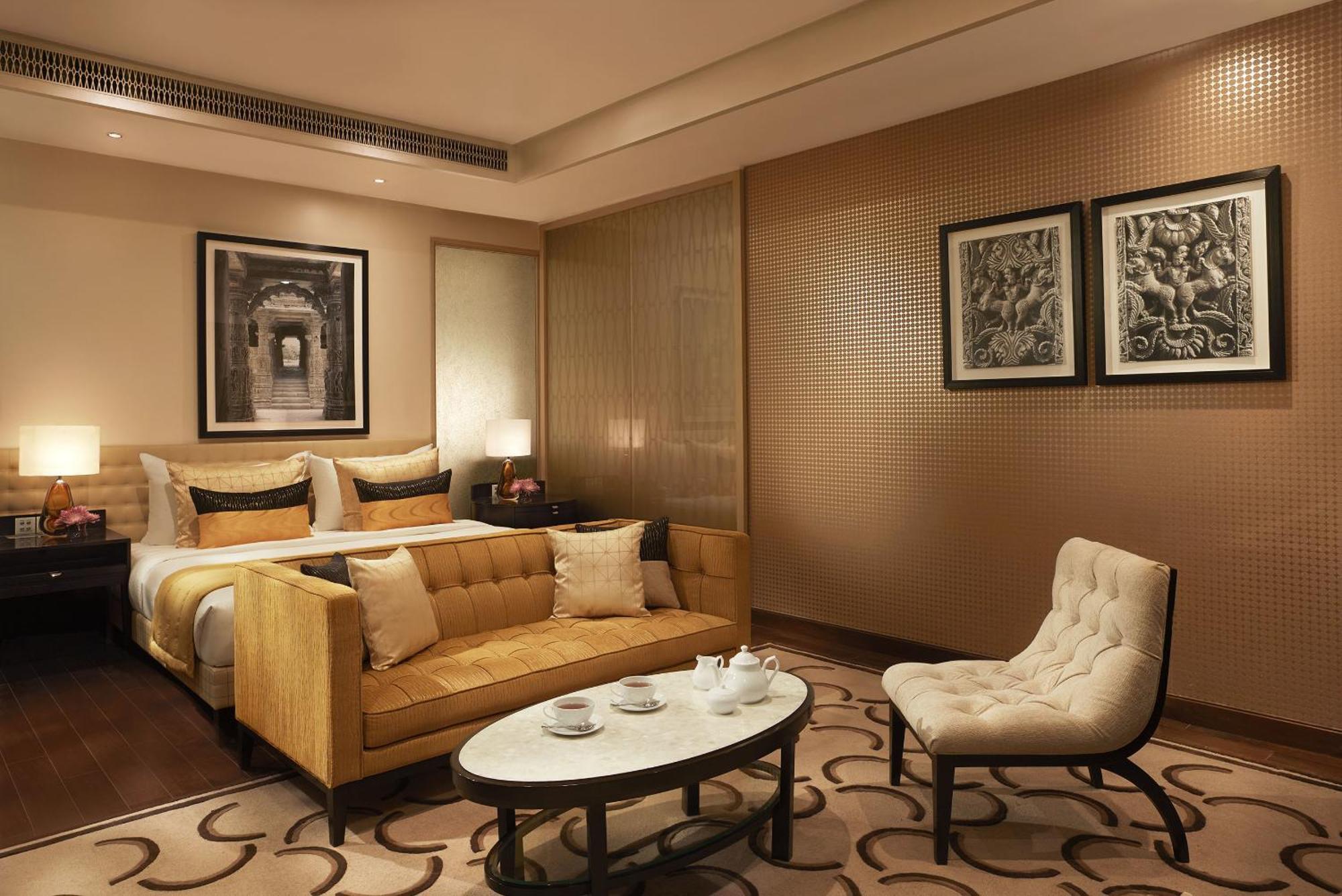 Luxuriöses Zimmer mit Kingsize-Bett, Badewanne und Poolblick
