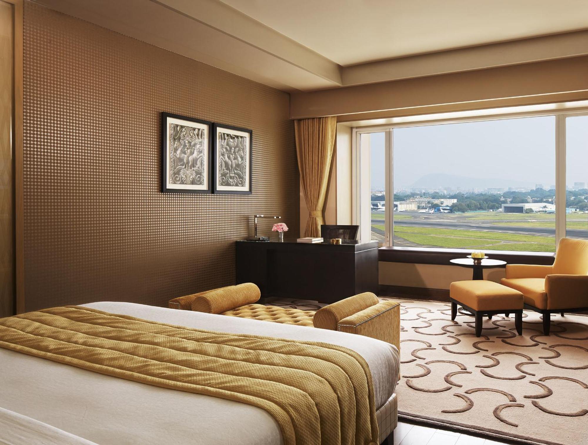 Luxury Room Runway View King Bed Bathtub