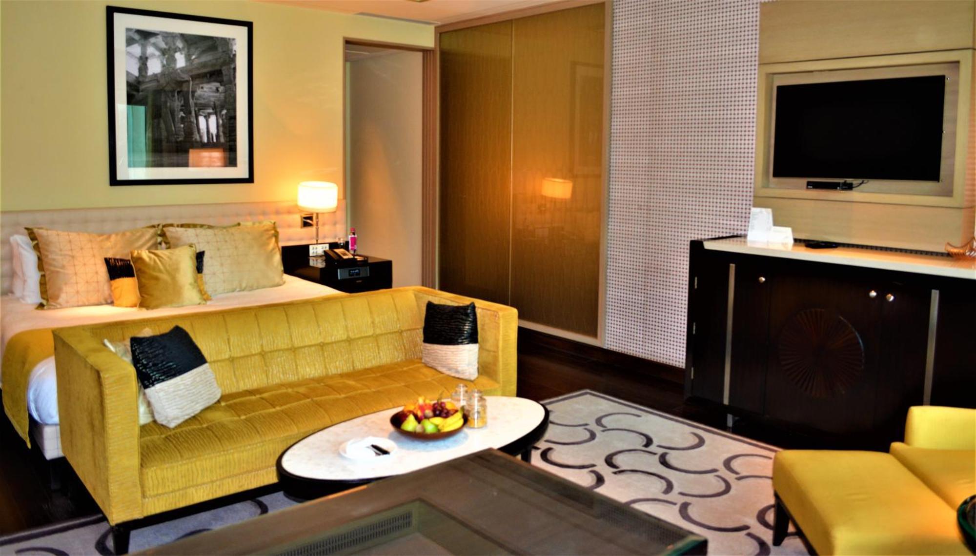 Luxury Room Facade View Bathtub