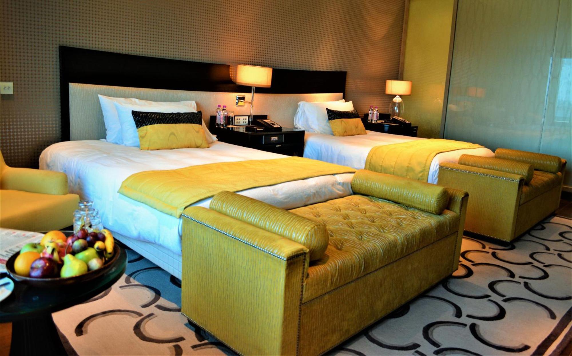 Luxury Room City View Twin Bed Bathtub