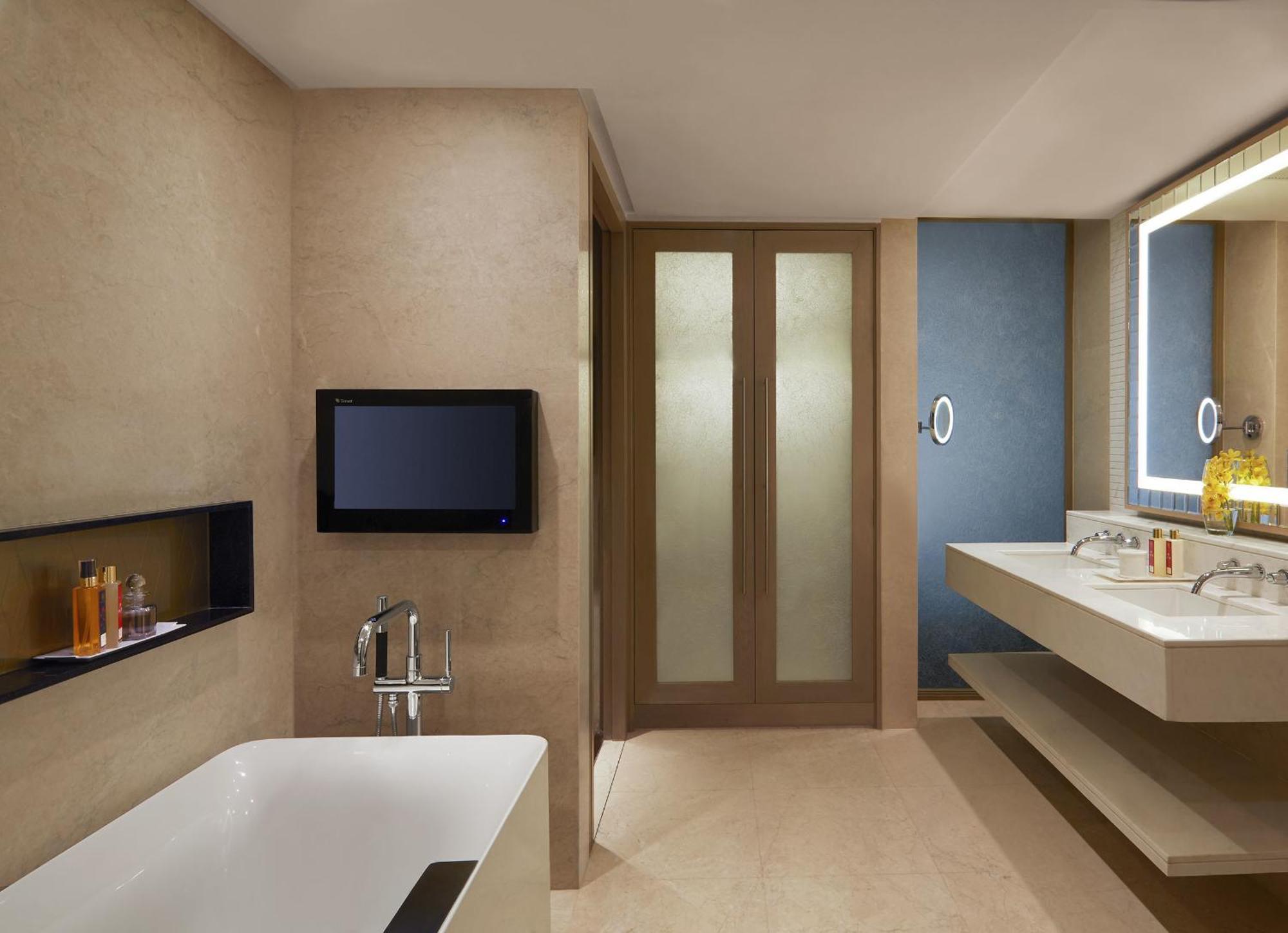 Luxury Room Facade View Bathtub