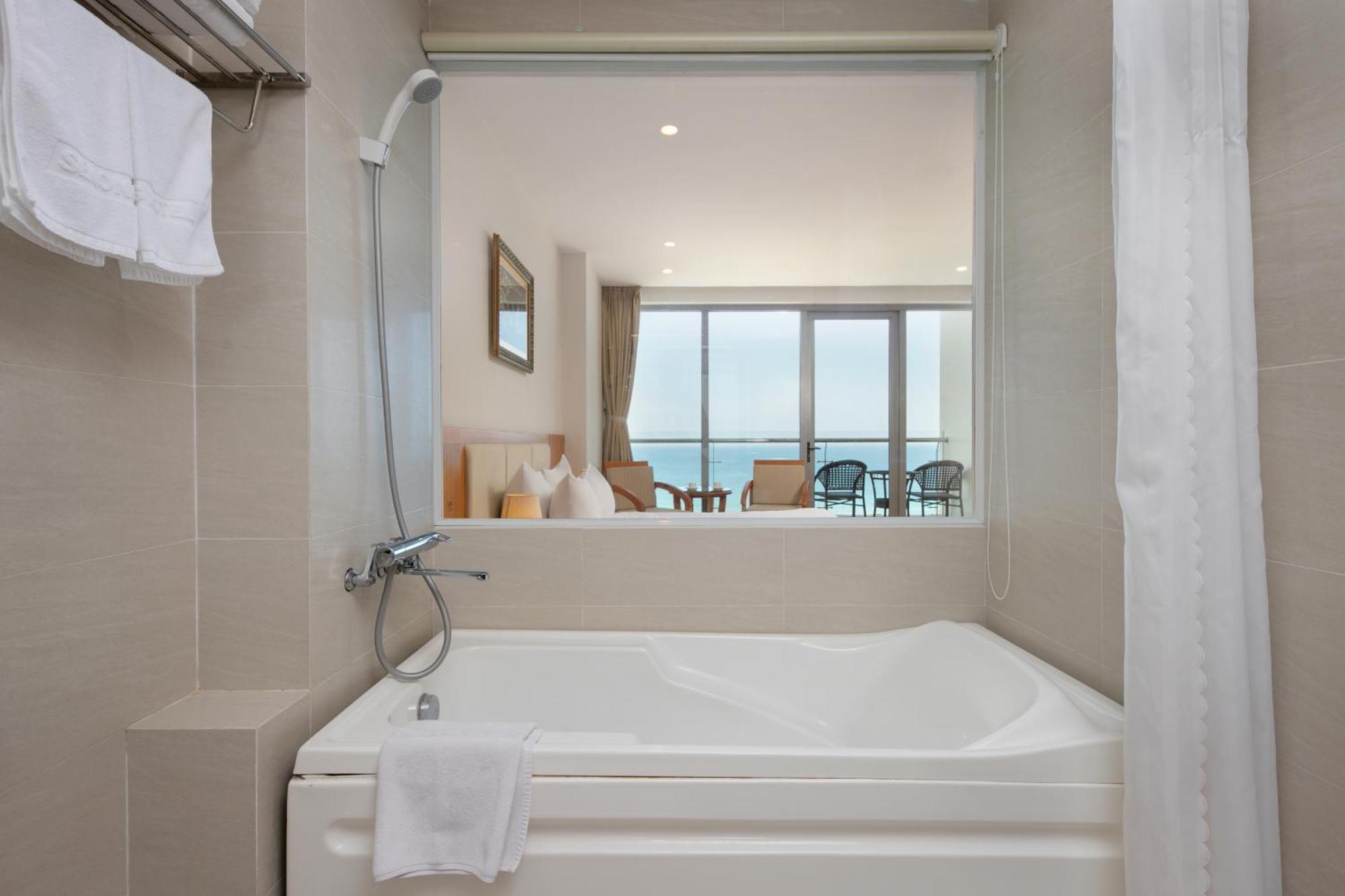 Junior Suite Balcony Bathtub