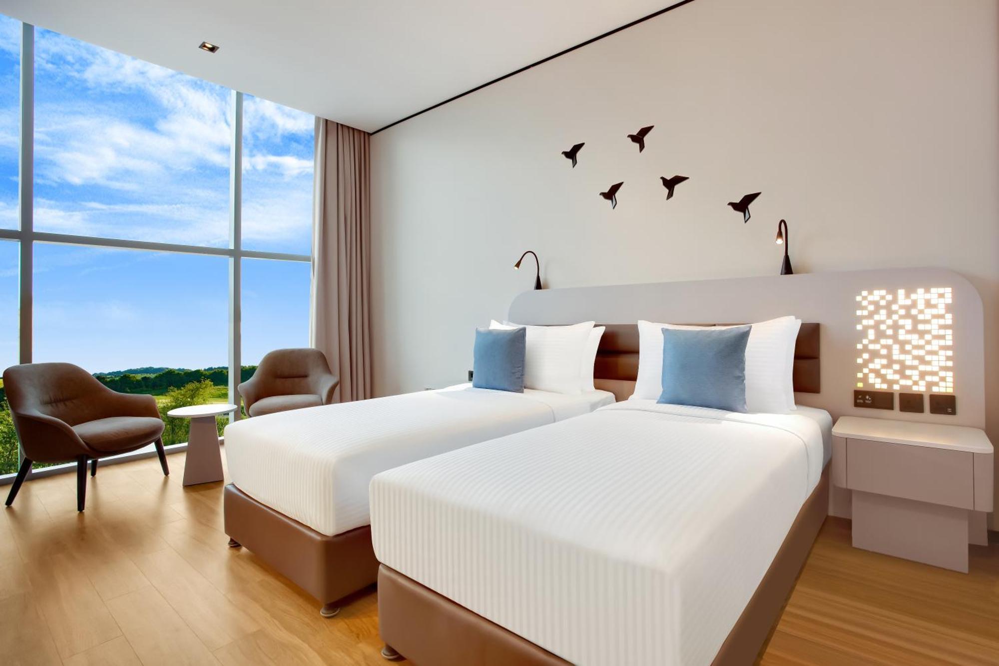 Deluxe Queen or Twin Room