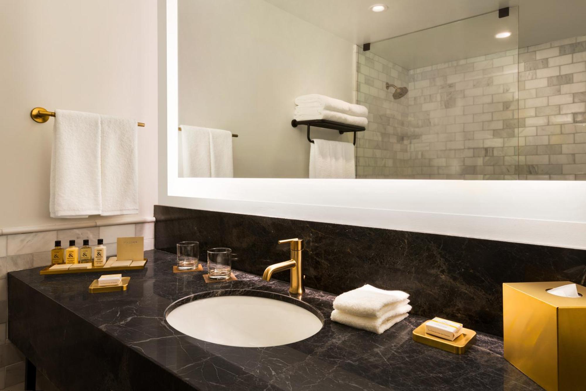 Boutique Queen Studio Accommodates up to