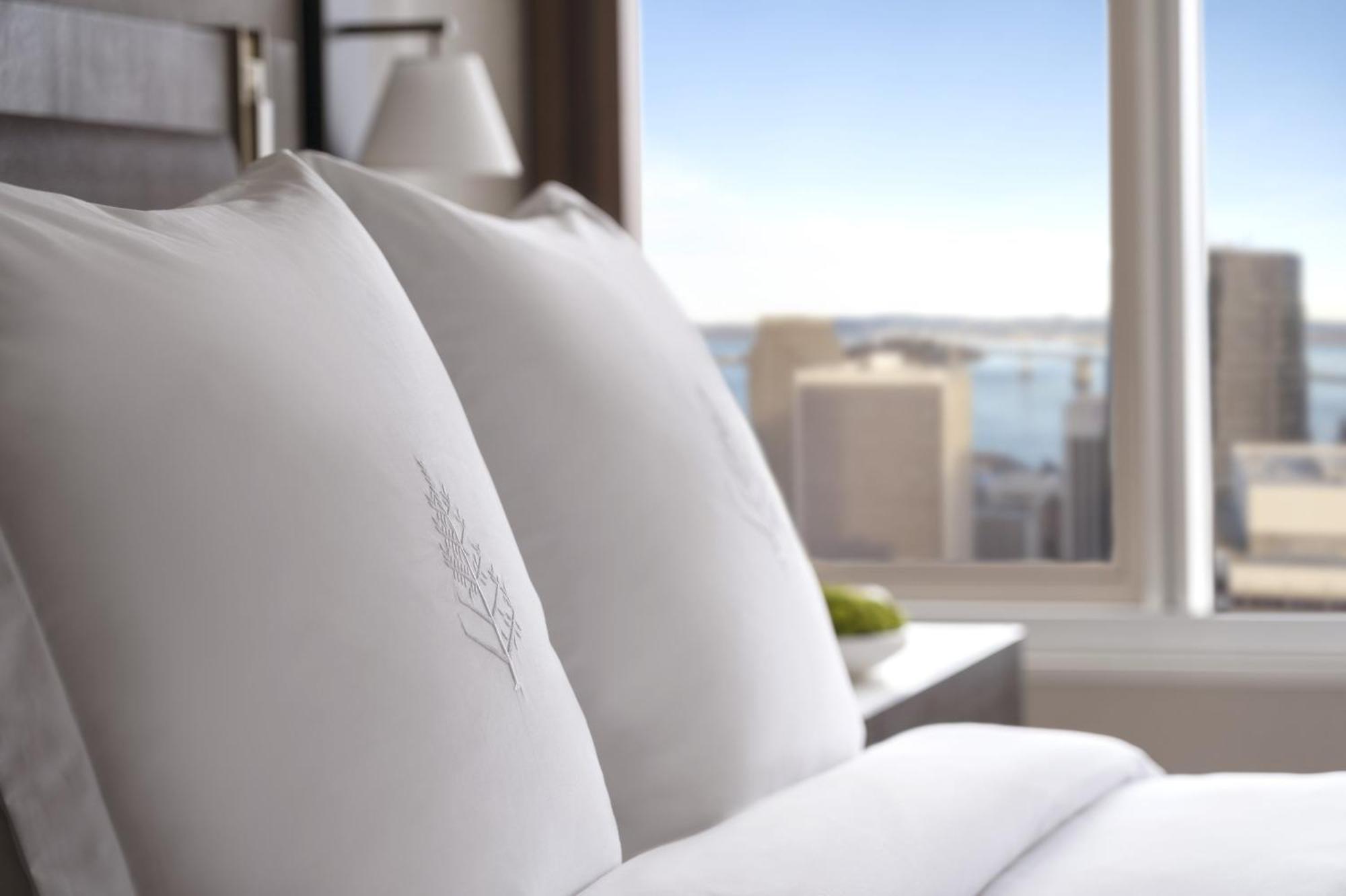 Superior Zimmer mit Queensize-Bett und Blick auf die Skyline