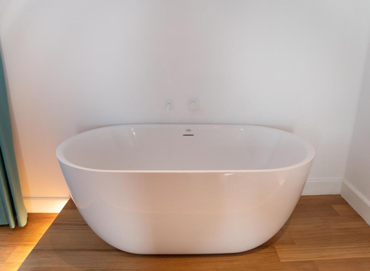 Deluxe Double Room Bath