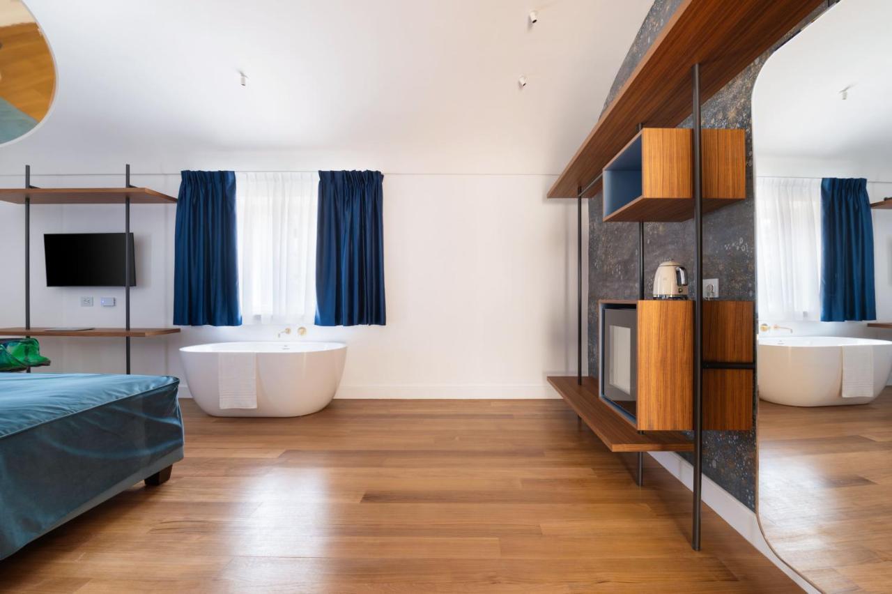 Deluxe Double Room Bath
