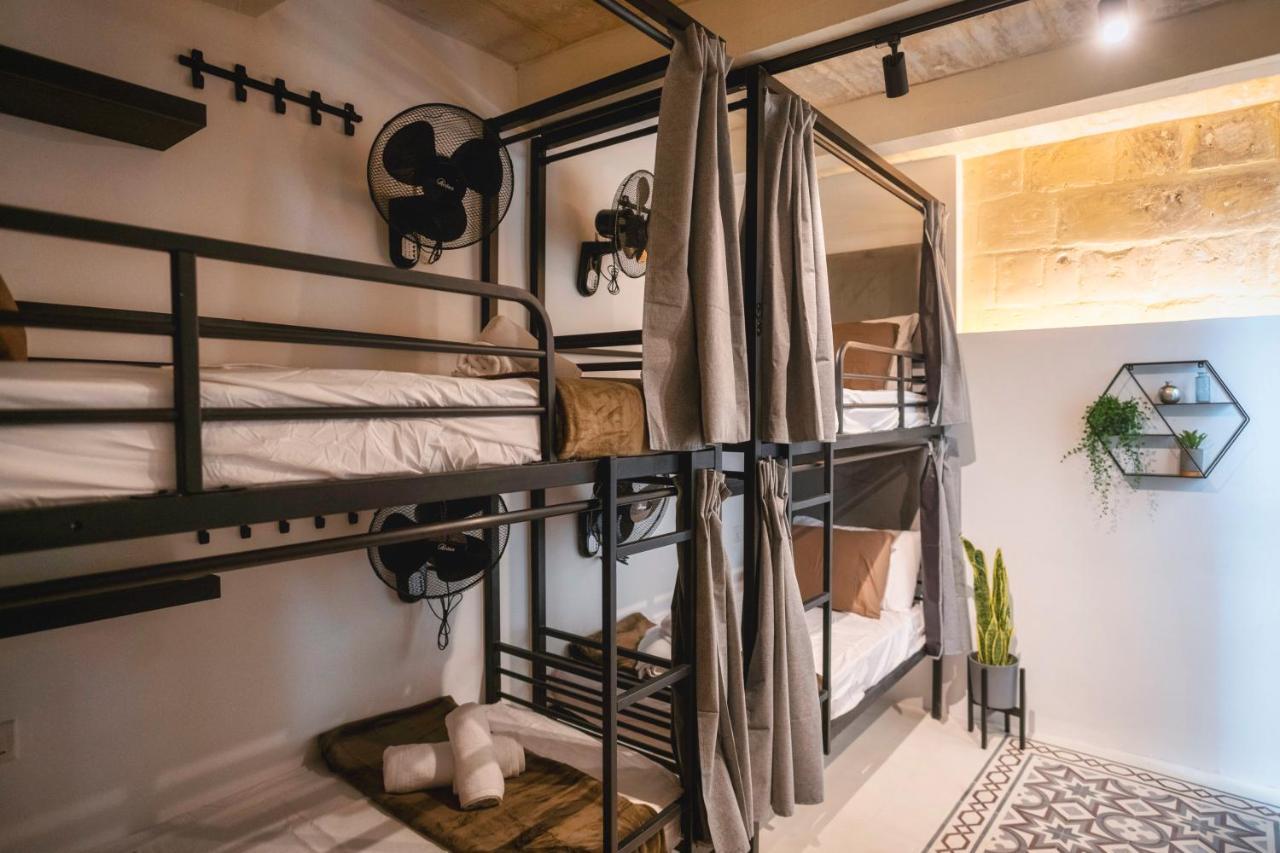 Cama en habitación compartida con 4 camas