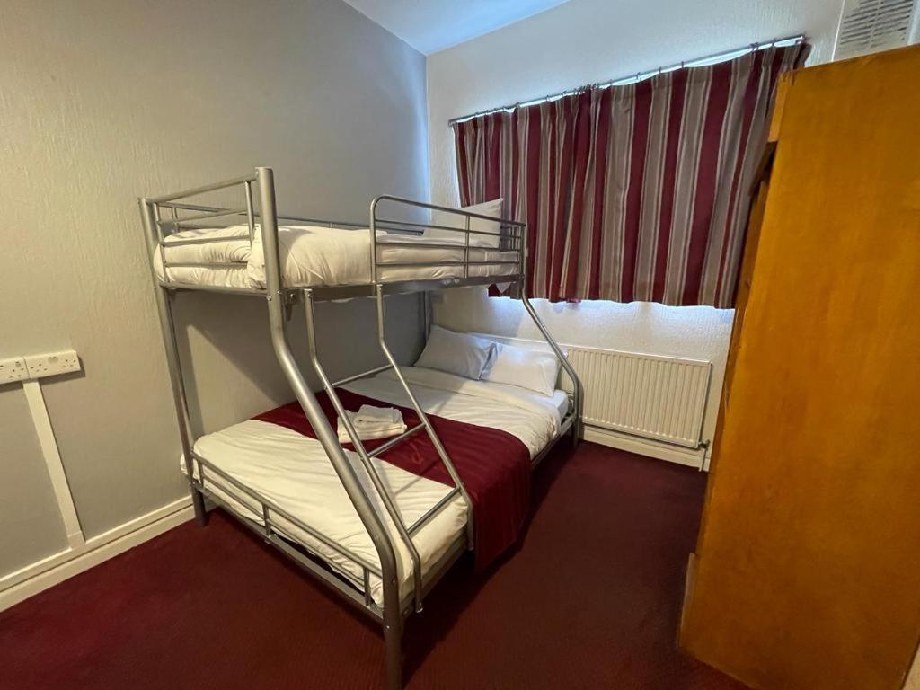 Chambre Triple avec Salle de Bains Commune