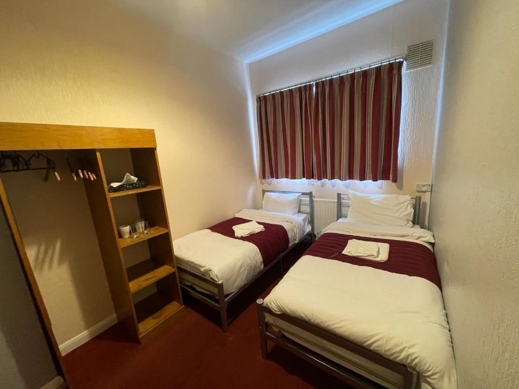 Chambre Lits Jumeaux avec Salle de Bains Commune