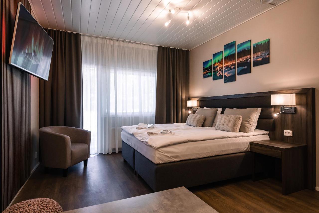 Estudio con cama extragrande y sofá cama