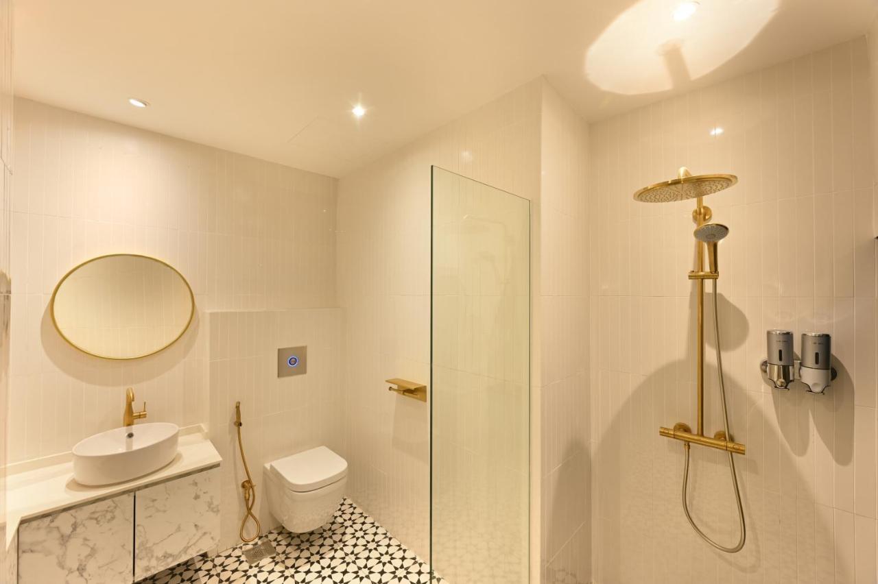 Deluxe Double Room Shower