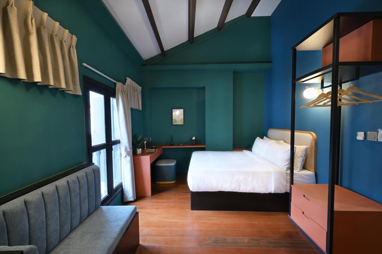 Deluxe Double Room Shower