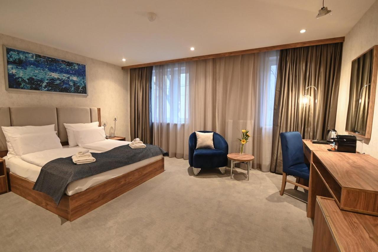 Standard Queen Room