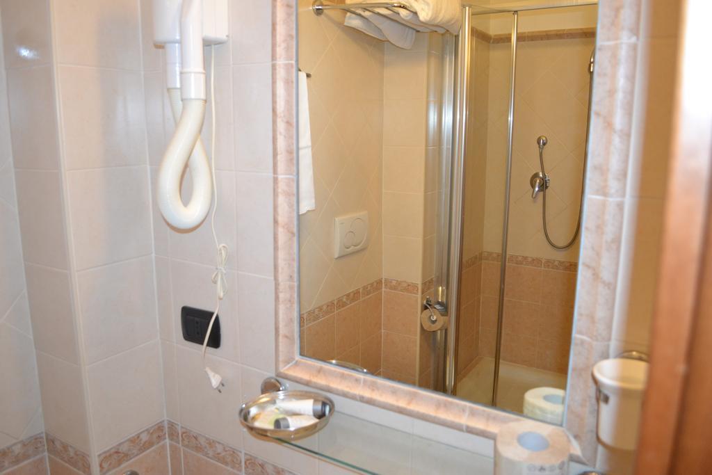 Quarto com Cama de Casal ou 2 de Solteiro