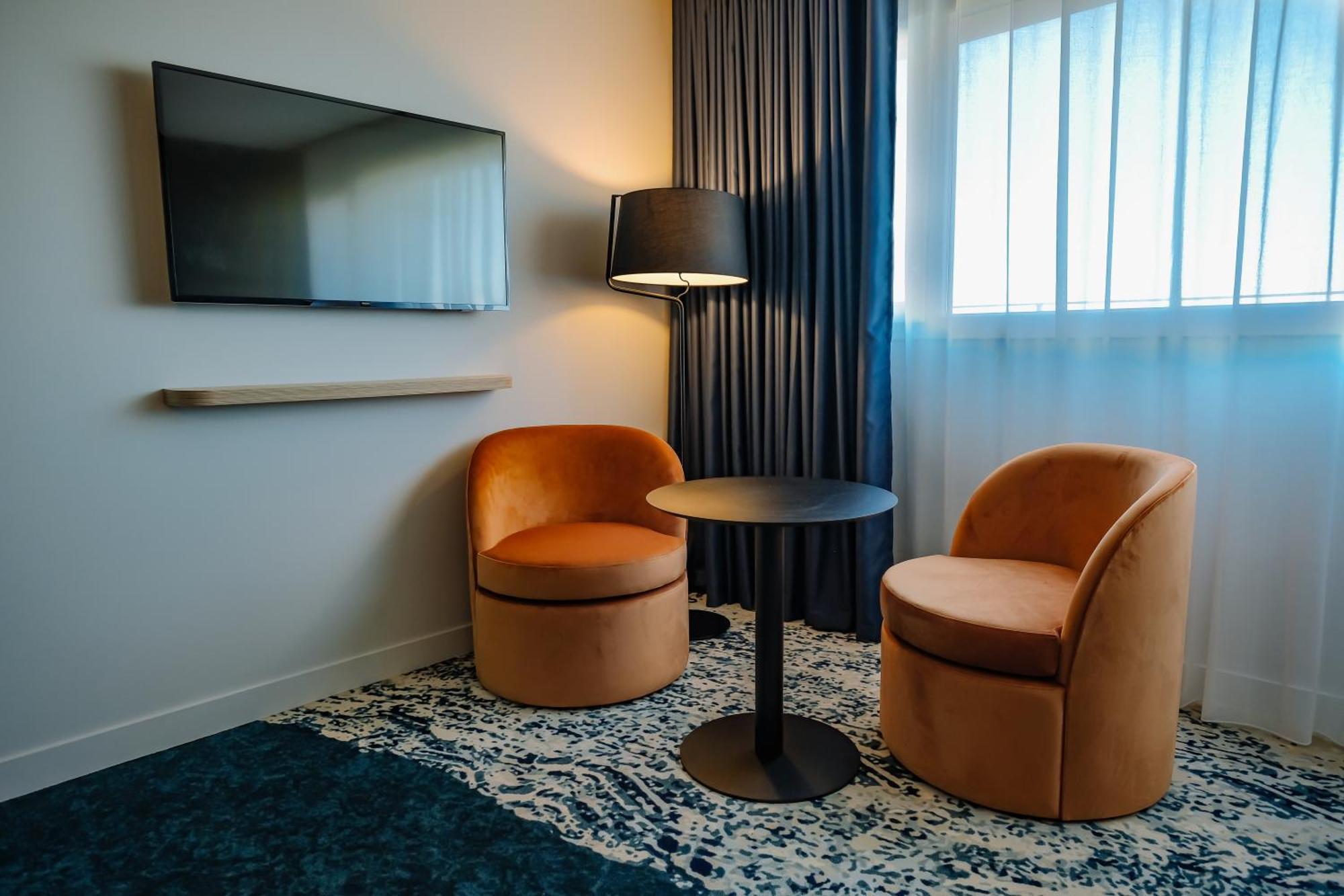 Comfort Room One Double-Size Bed One Single Sofa Lake View
