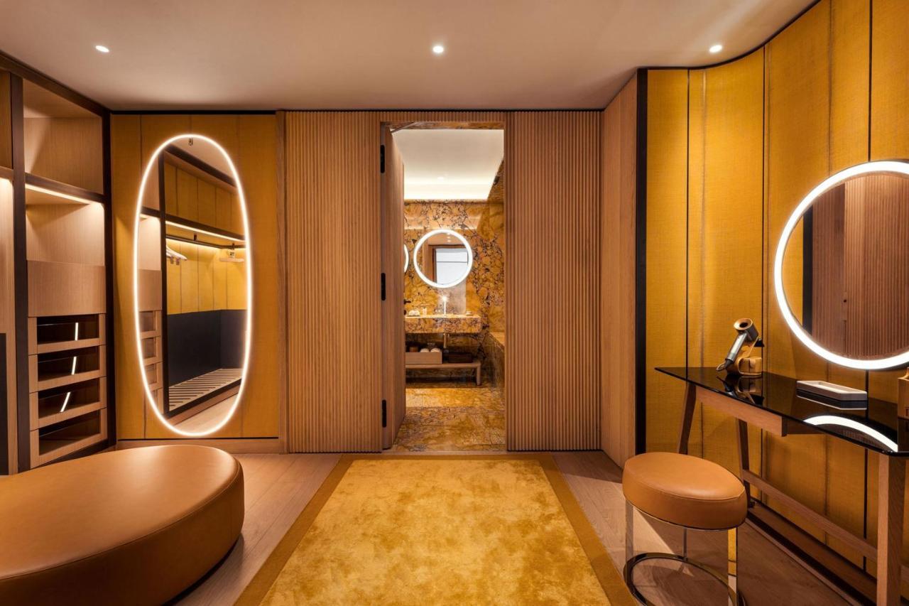 One-Bedroom Deluxe King Suite City View