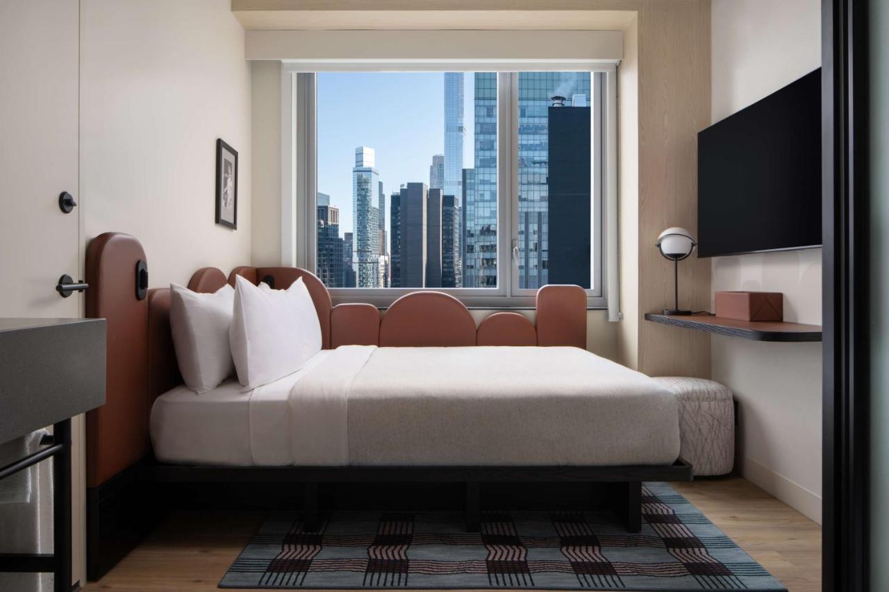 Habitación compacta con cama grande y vistas a la ciudad