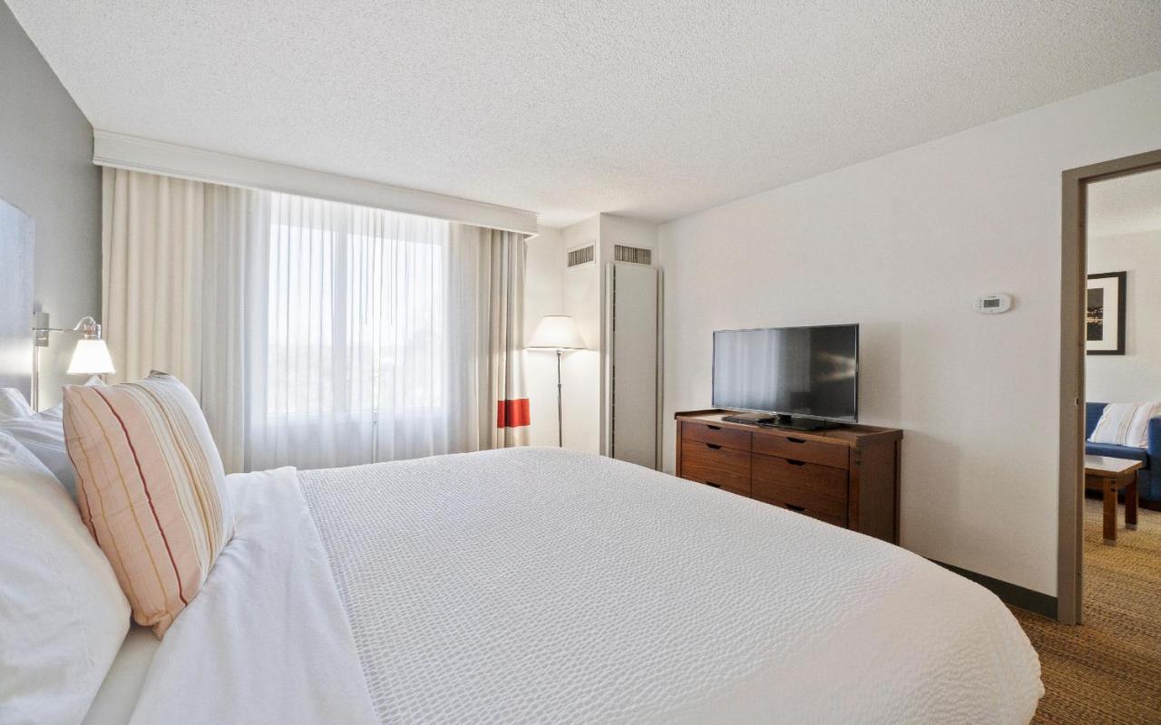 Deluxe King Suite
