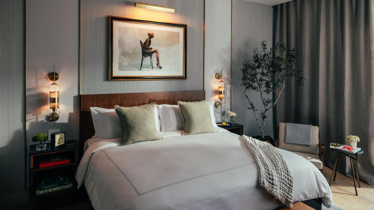 Zimmer mit Kingsize-Bett