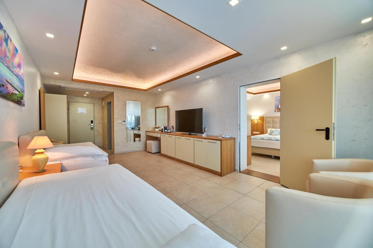 Suite 1 Chambre avec Balcon - Vue Latérale sur Mer