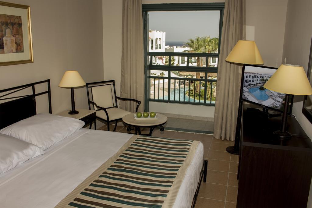 Superior Zimmer mit Queensize-Bett oder 2 Einzelbetten und Poolblick