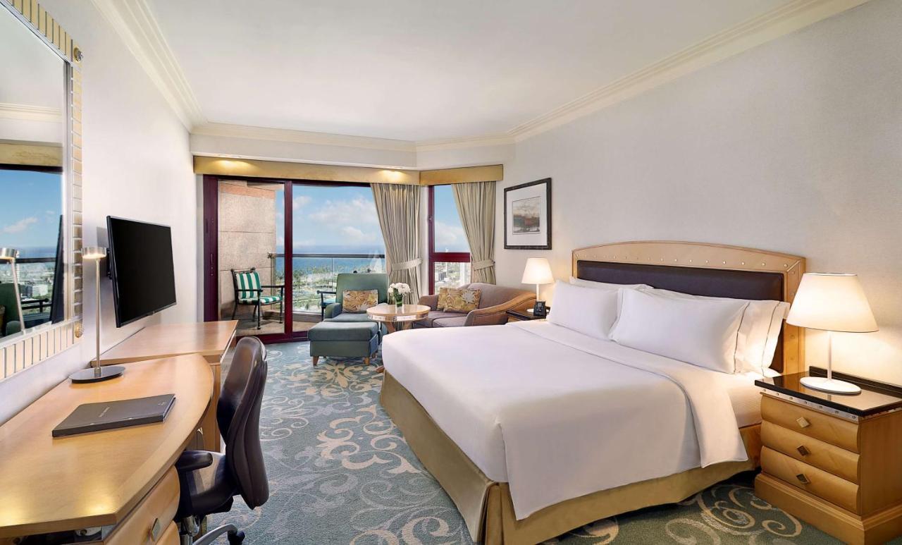 Deluxe Zimmer mit Kingsize-Bett und seitlichem Meerblick.