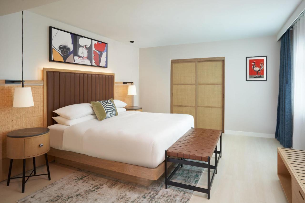 Suite de 1 dormitorio con cama extragrande, balcón y vistas a la bahía