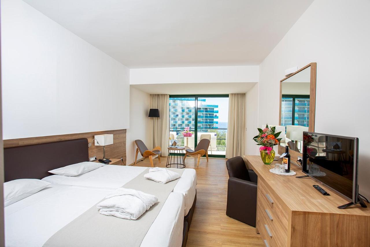 Doppel-/Zweibettzimmer mit seitlichem Meerblick