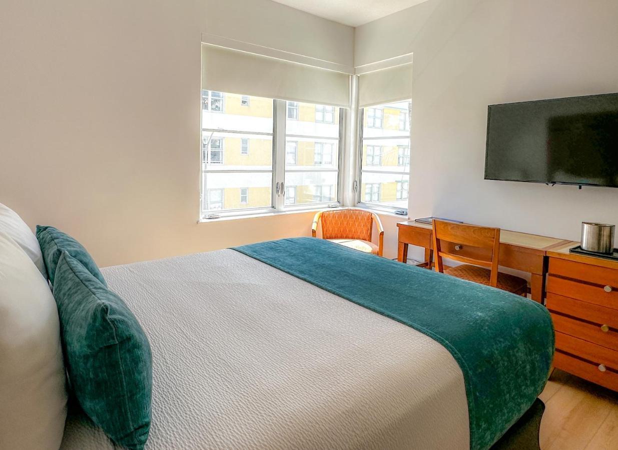 1 Queen Bed Partial Ocean View