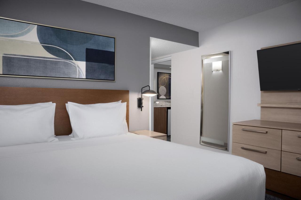 Suite Esquinera Amplia de 1 dormitorio con cama extragrande y balcón