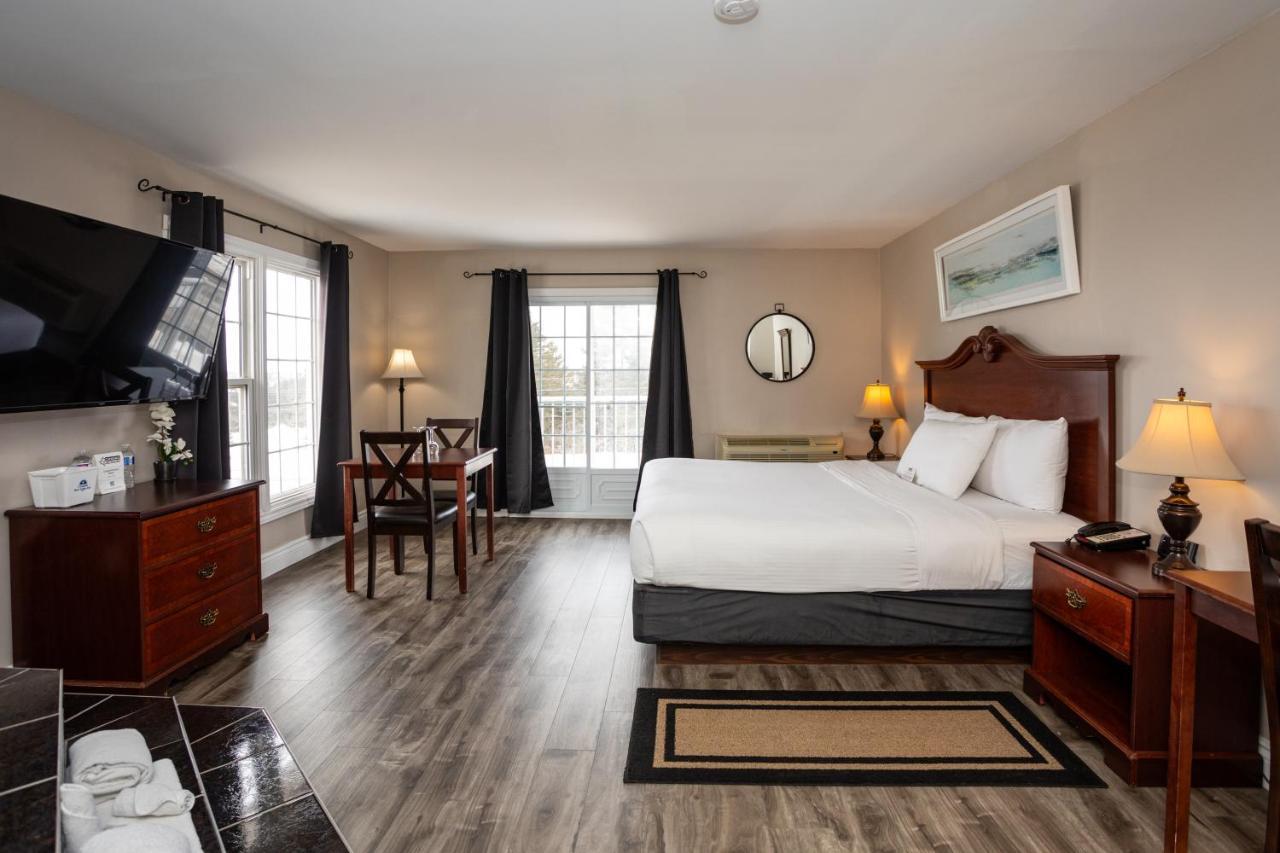 Zimmer mit Kingsize-Bett und Whirlpool