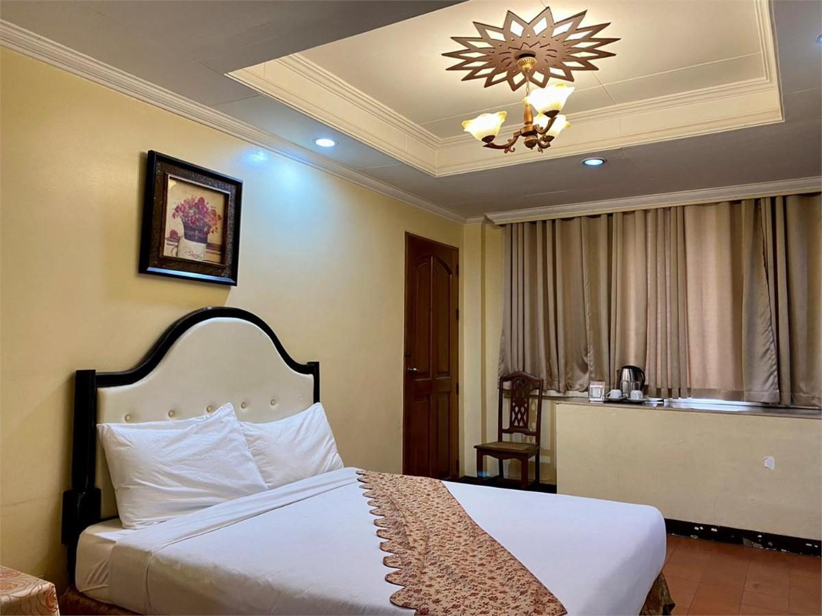 Deluxe Queen Room