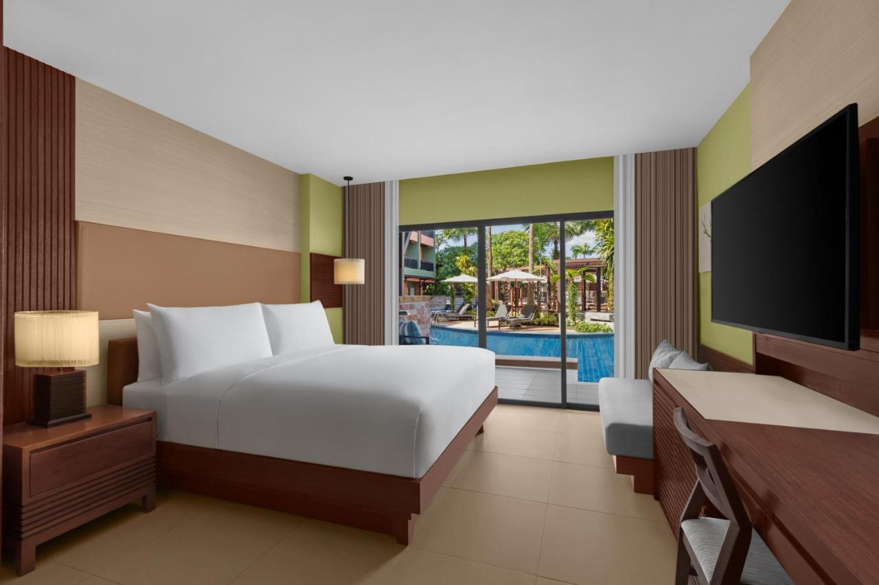 Chambre Premier avec 1 Lit King-Size - Vue sur la Piscine