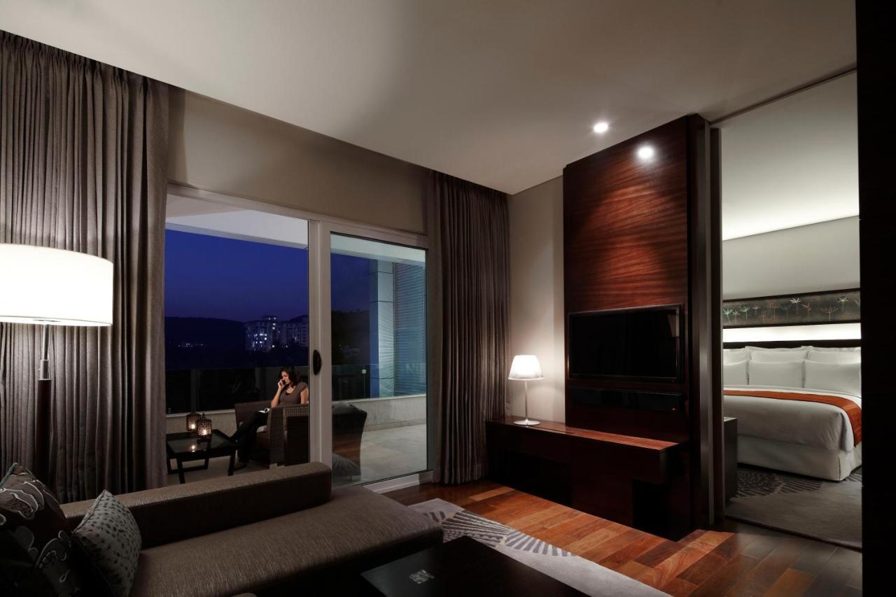 Soho Suite with Bath Tub, Balcony, Mountain View, Executive Lounge Access,1400180882:JPEG