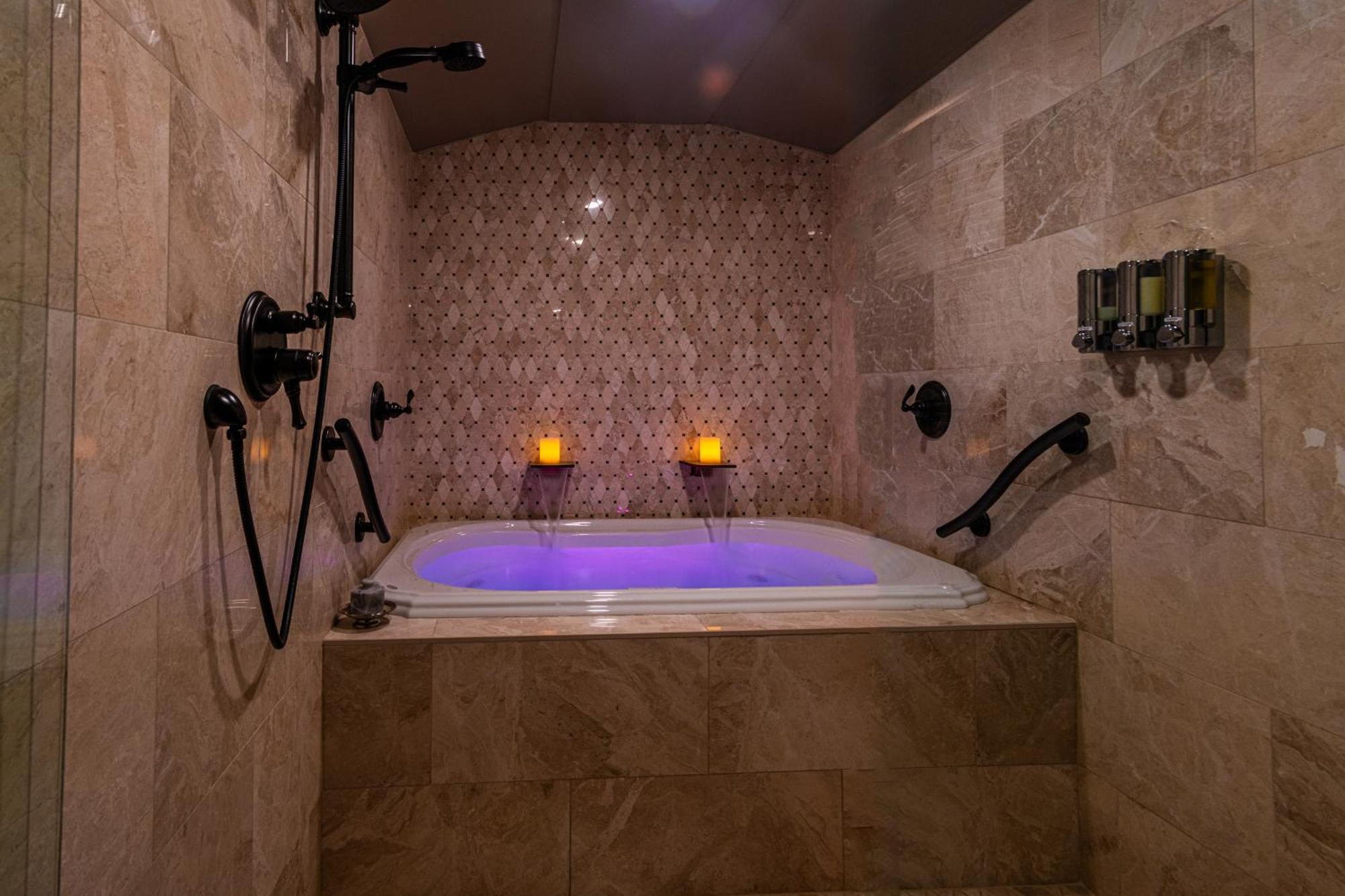 Radiance Mansion Couples Spa Room