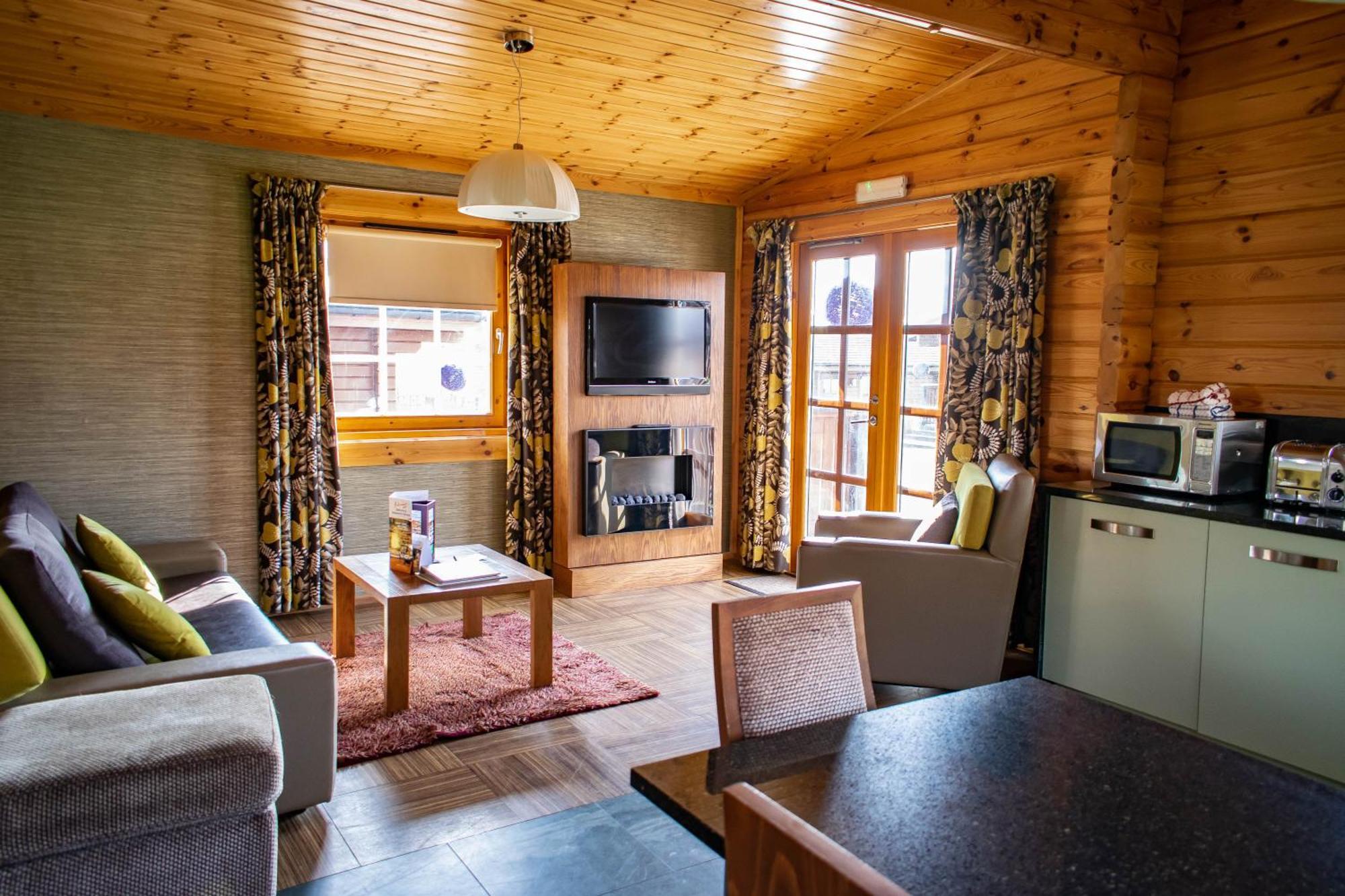 Three-Bedroom Lodge Private Hot Tub