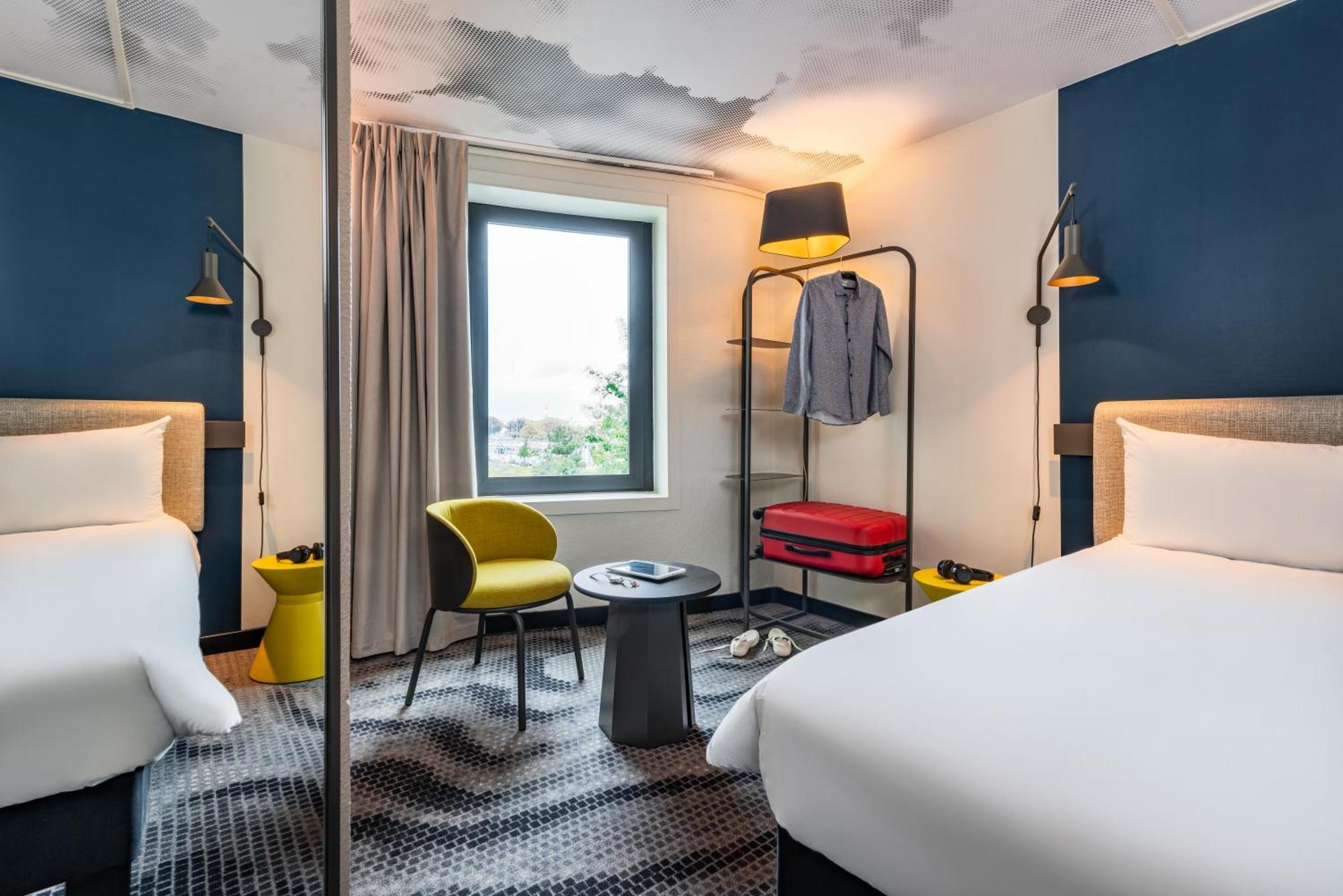 Standard Room with One Double Bed and Two Single Beds,1556289166:JPEG