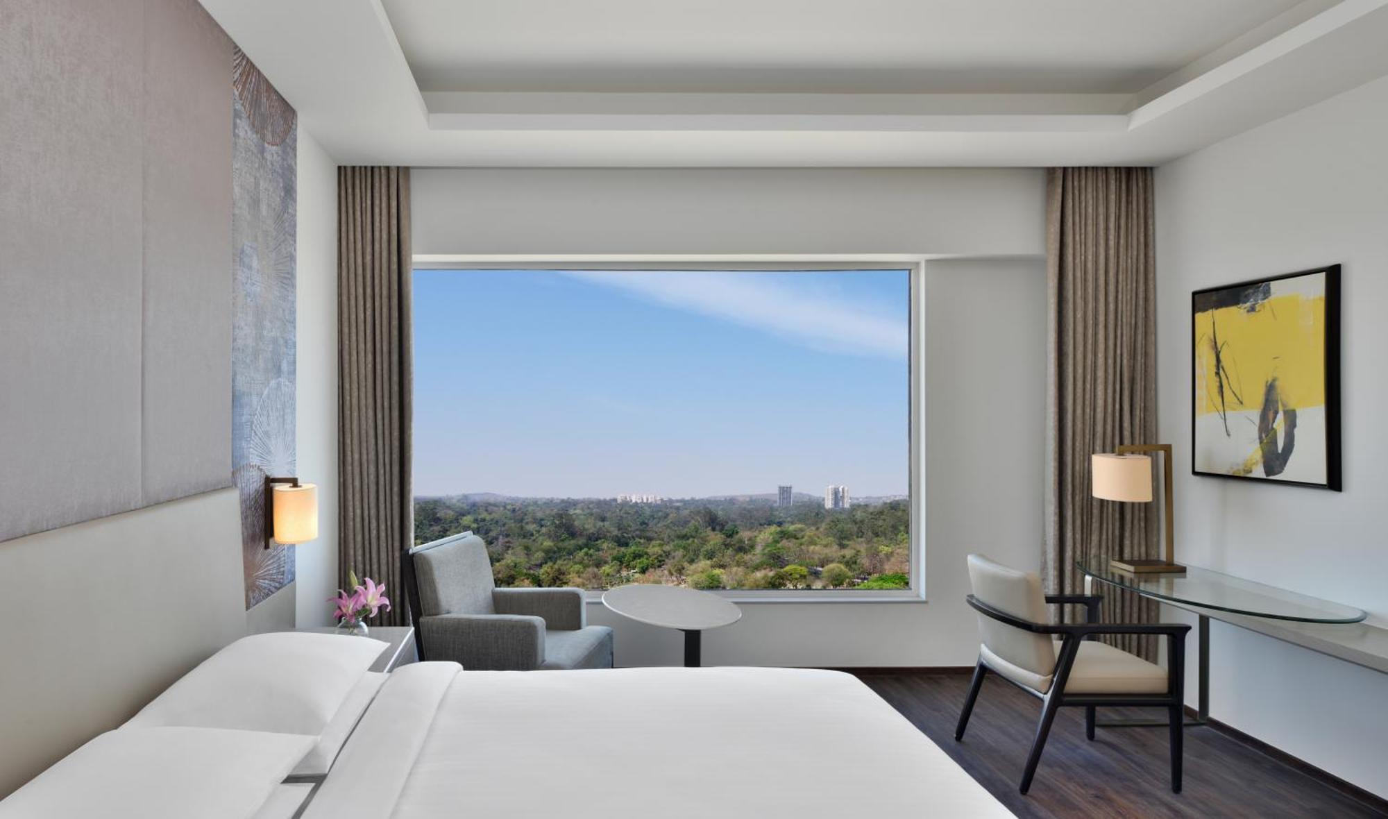Premium Guest room 1 King Executive Lounge Access 2 pieces laundry per