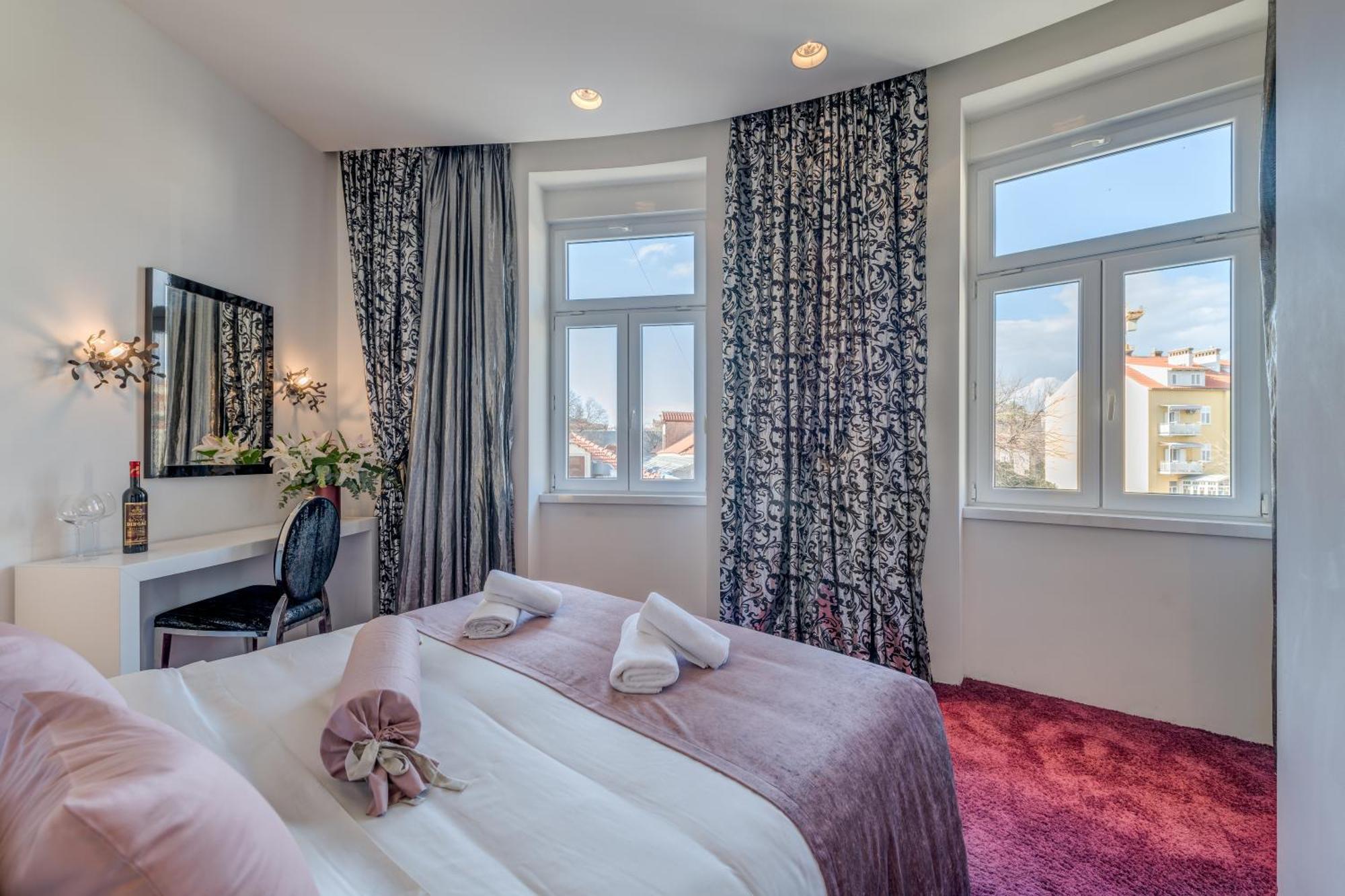 Deluxe Double Room with Extra Bed and City View