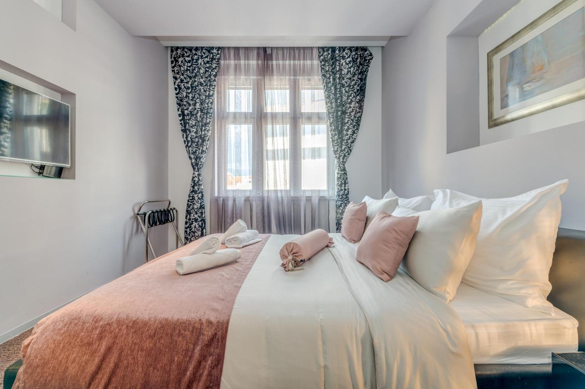 Deluxe Double Room City View