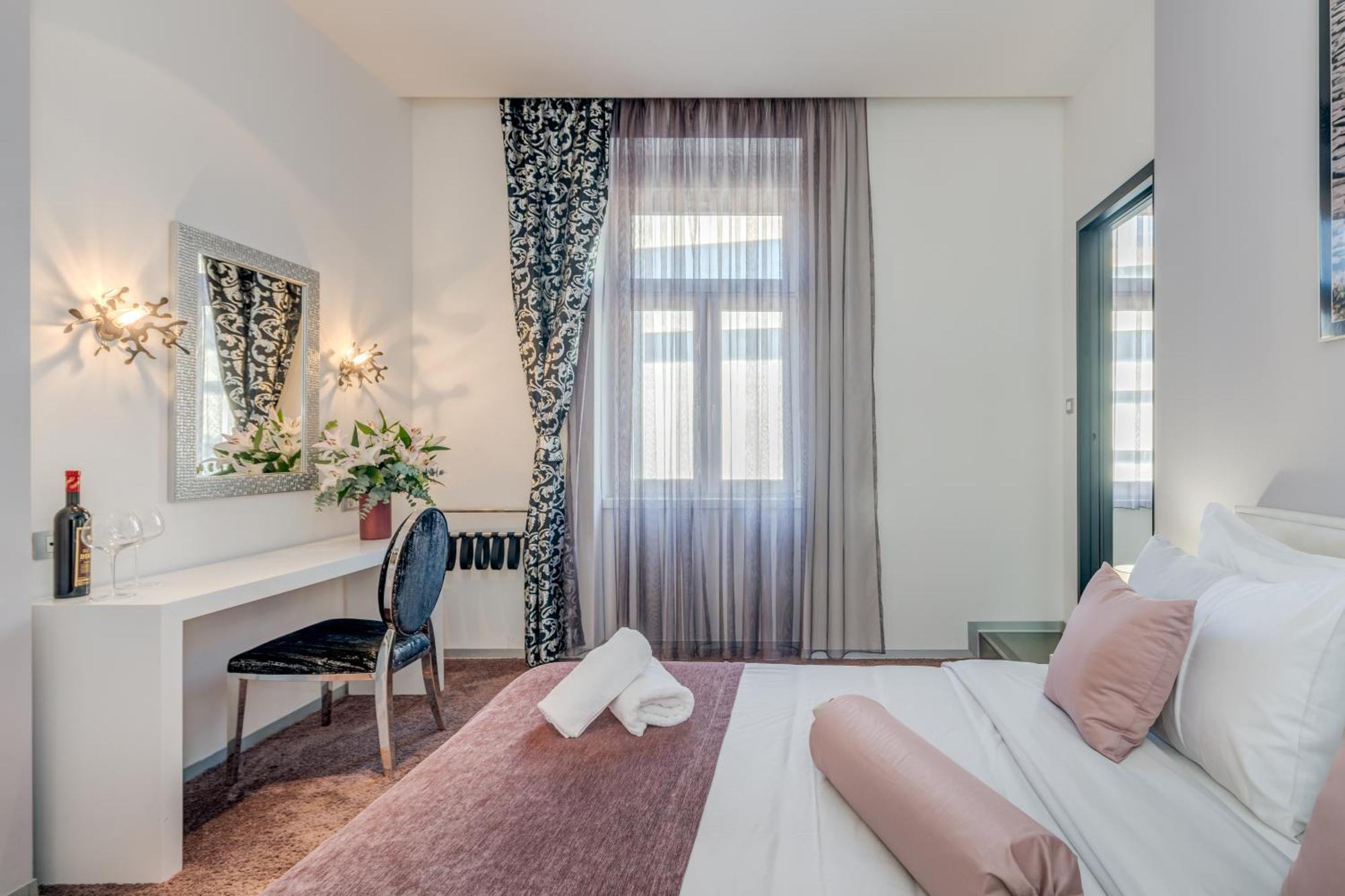 Deluxe Double Room City View