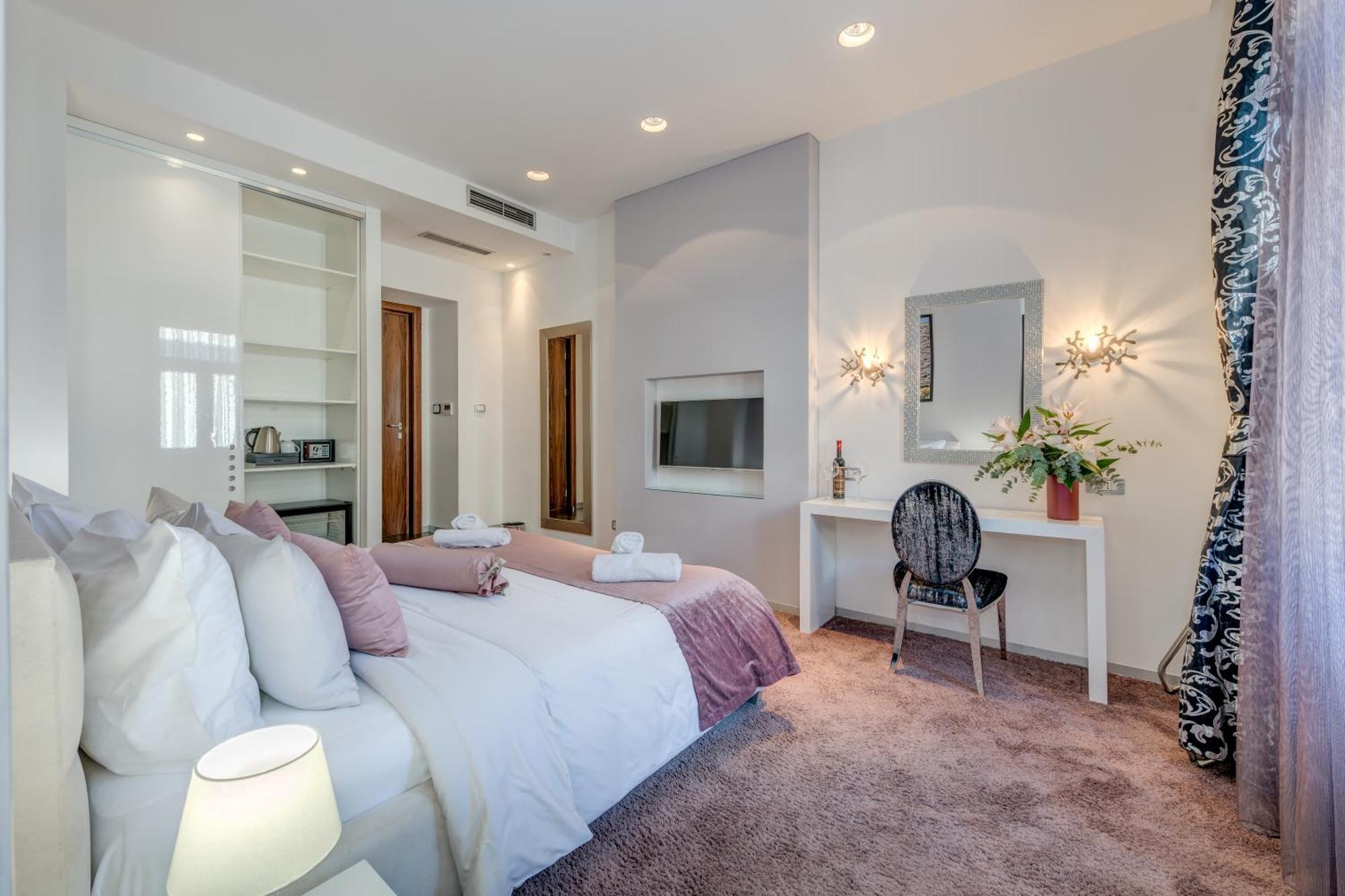 Deluxe Double Room City View