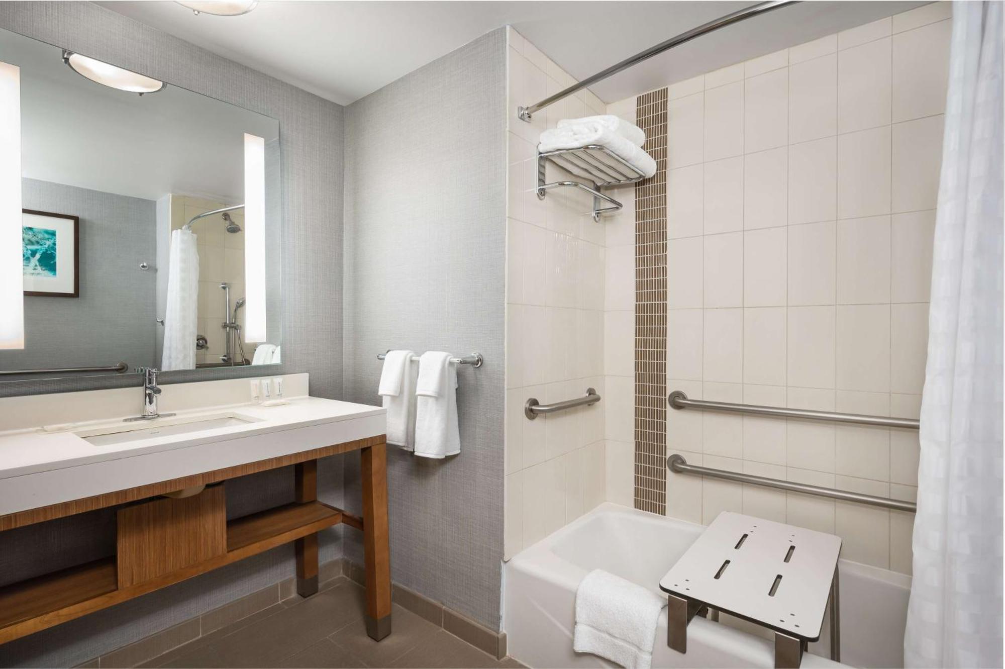 Habitación con cama extragrande, sofá cama y bañera accesible - Adaptada para personas con discapacidad