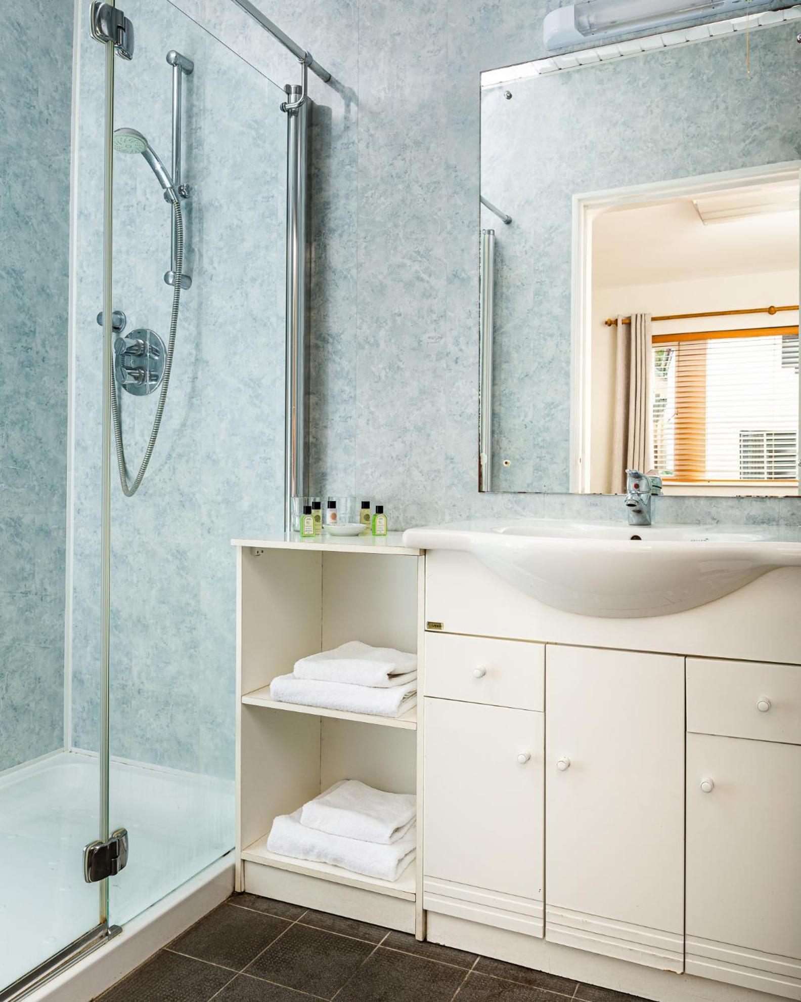 Twin Room Shower