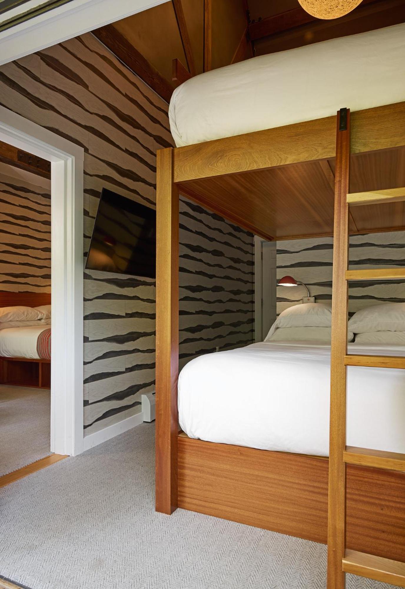 Summit 2 Bedroom with 1 King and 2 Queen Bunk Beds