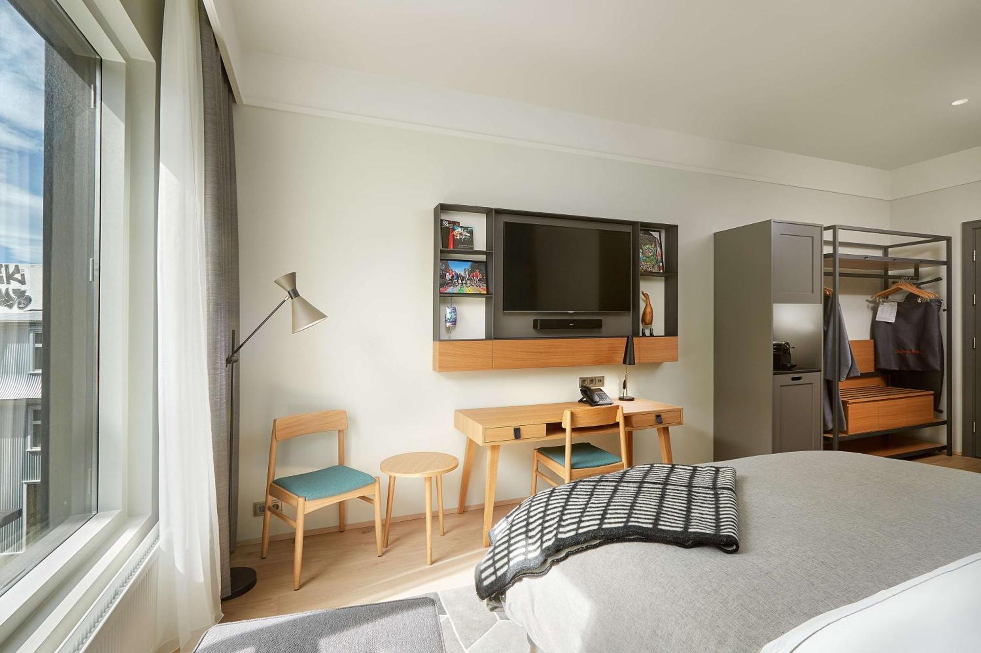 Habitación con cama extragrande.