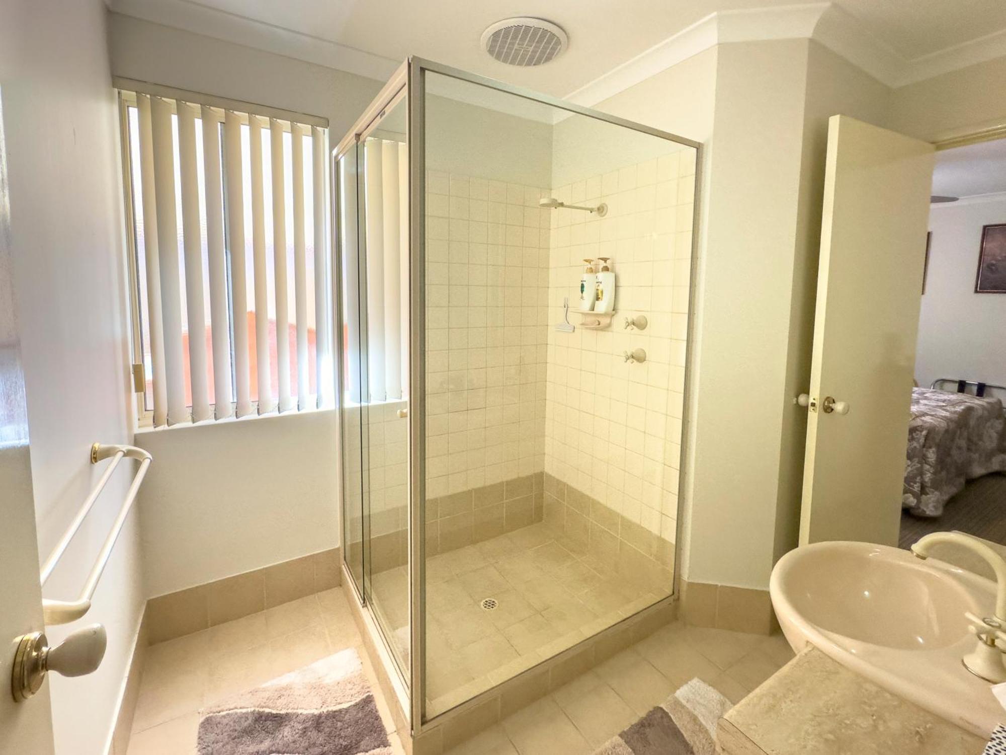 Deluxe Queen Suite